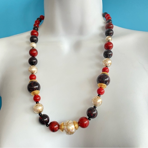 AVON Vintage Black & Red Beads Faux Pearls Gold Tone Necklace Circa 1990s - Picture 6 of 8